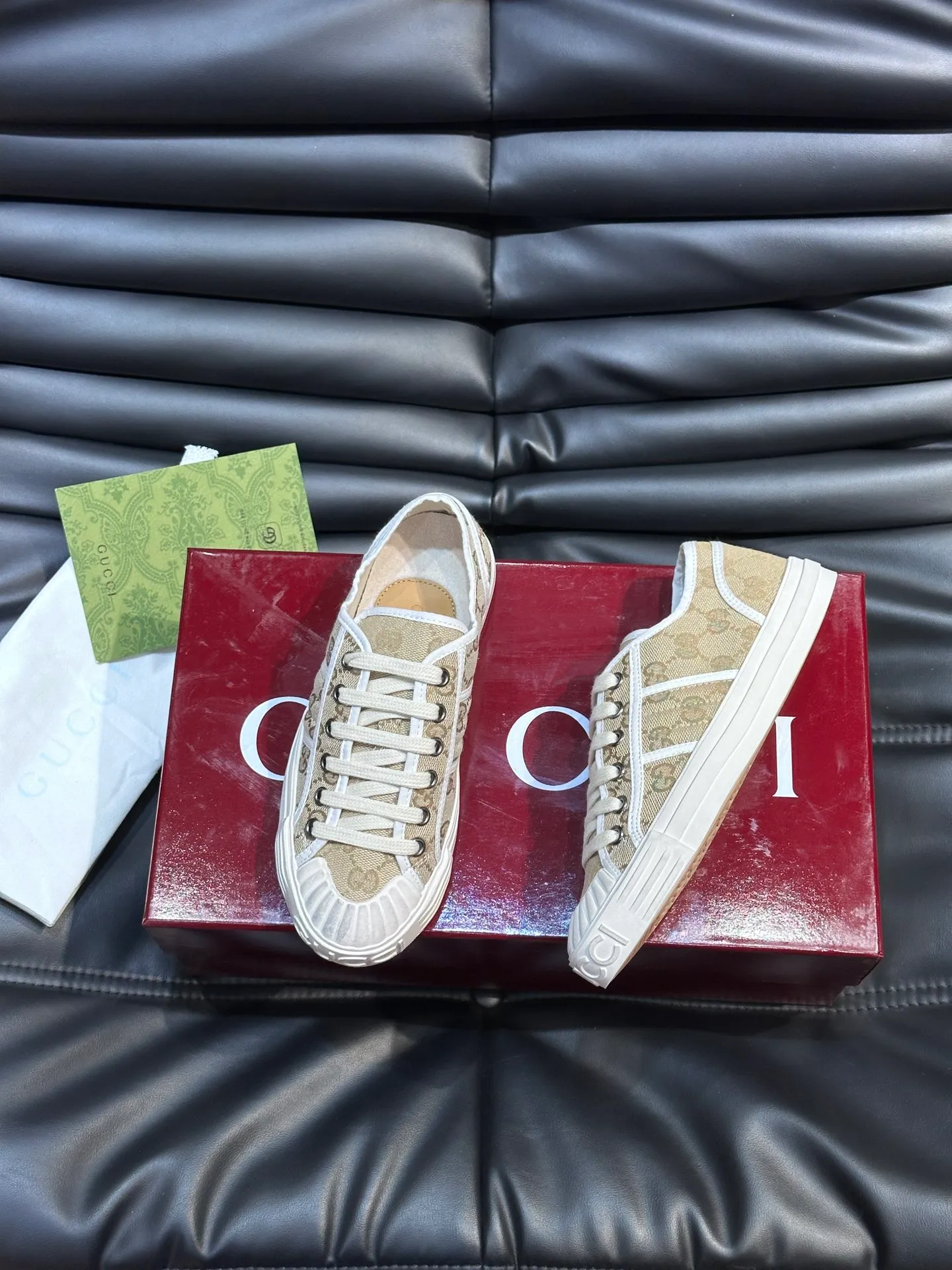 Men's shoes 💰p360 "GUUC*" Couple model 👫GG printed canvas sneakers, this sneaker is from the Gucci Lido series, and its design is inspired by the summer style and beach clubs of the Italian coast. The early autumn series reinterprets the brand's classic design elements and exquisite patterns from a modern perspective. These low-top sneakers are crafted from the brand's original fabric, the classic GG printed canvas, with a slightly distressed effect around the rubber sole. The GG pattern and logo are cleverly integrated into the sole, and the toe is embellished with an embossed Gucci logo. The towel insoles are decorated with brand logo leather labels, are light, comfortable and breathable for the feet, and come with a full set of original packaging! Size: Female 35-40 Male 38-45 (46 customized)